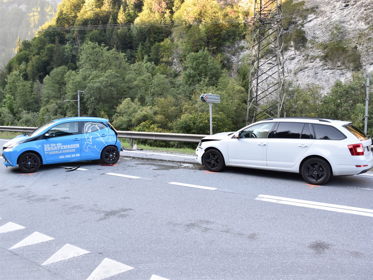 Ein blaues und ein weisses Auto auf der Verzweigung Arieschbach auf der A28 in Fideris. Das Heck des blauen Autos und die Front des weissen Autos sind erheblich beschädigt.
