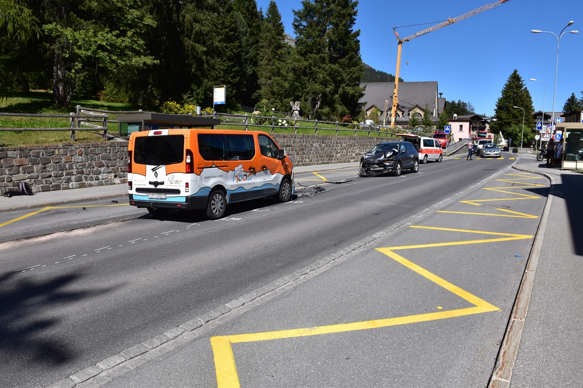 Strasse mit beidseitiger Bushaltestelle. Auf der Strasse sind in Front zu einander zwei Personenwagen mit Frontschaden zu sehen