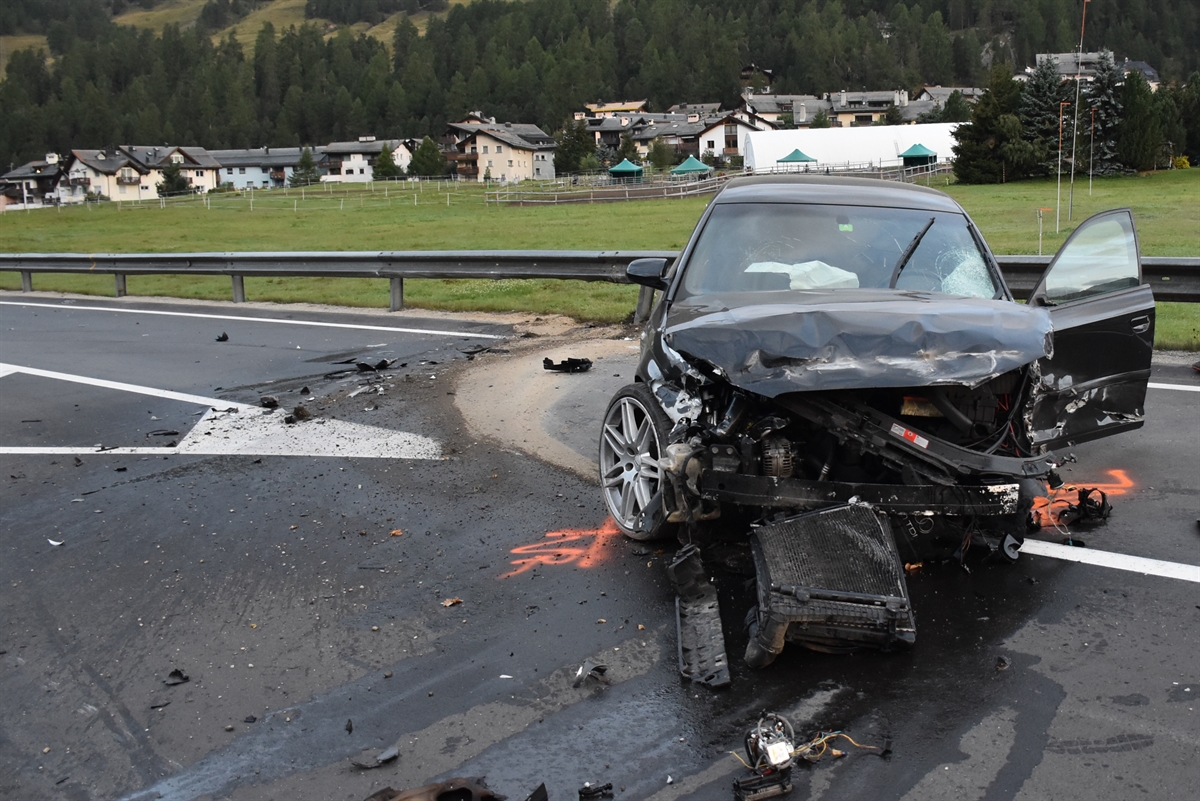Auf die Gegenfahrbahn geratener beschädigter PW