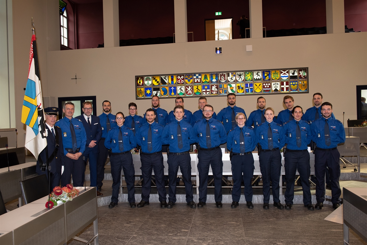 Die vereidigten Polizistinnen und Polizisten mit dem Fähdrich und dem Kommandanten der Kantonspolizei Graubünden.