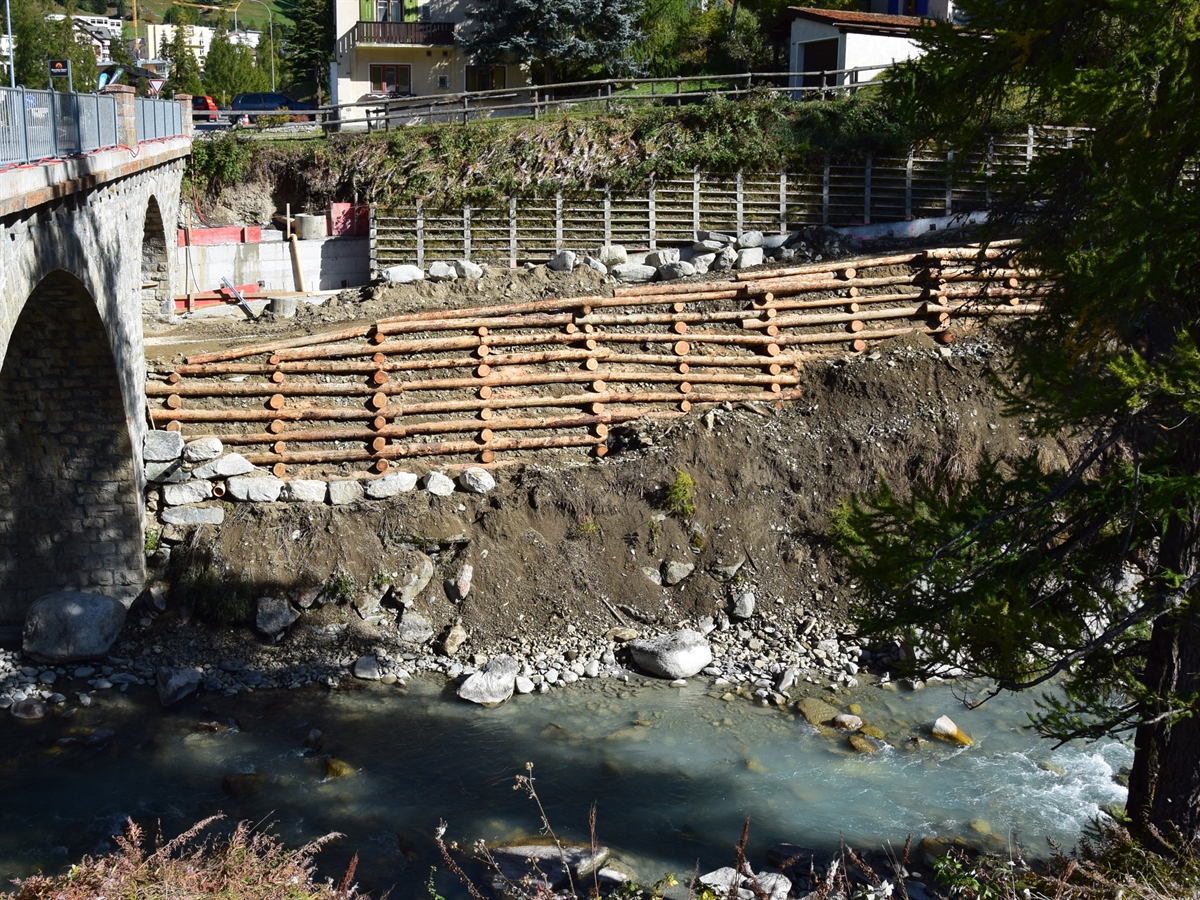 Uferverbauung in Pontresina. Aufnahme von der Gegenseite.