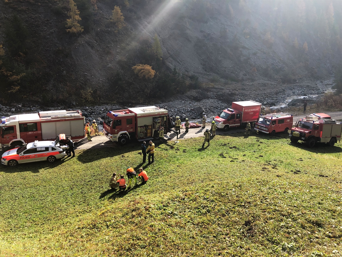 Einsatzfahrzeuge der Feuerwehren und der Polizei beim Zandersbach im Samnaun