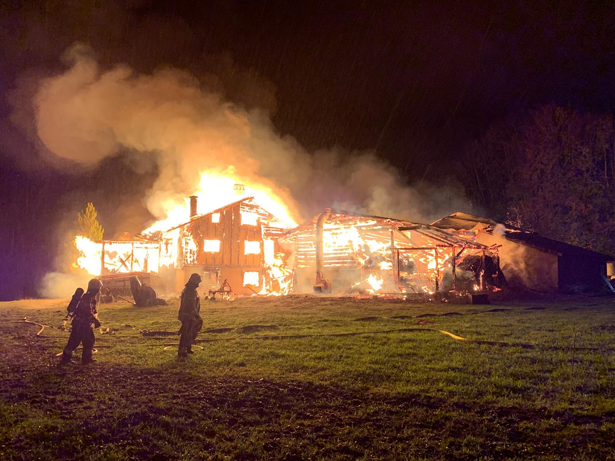 Feuerwehrleute im Einsatz - Stall und Haus in Vollbrand