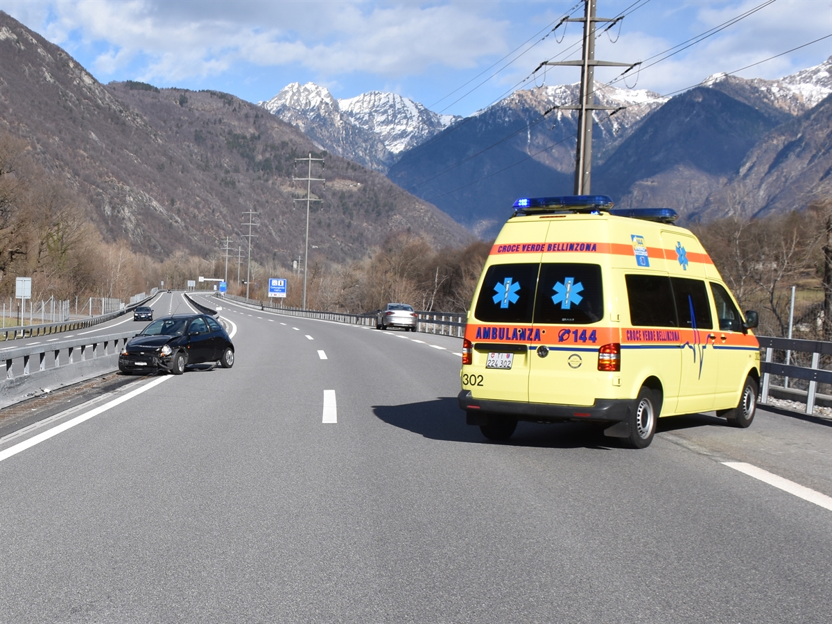 Unfallstelle mit beschädigtem Auto sowie der Ambulanz des Croce Verdi 