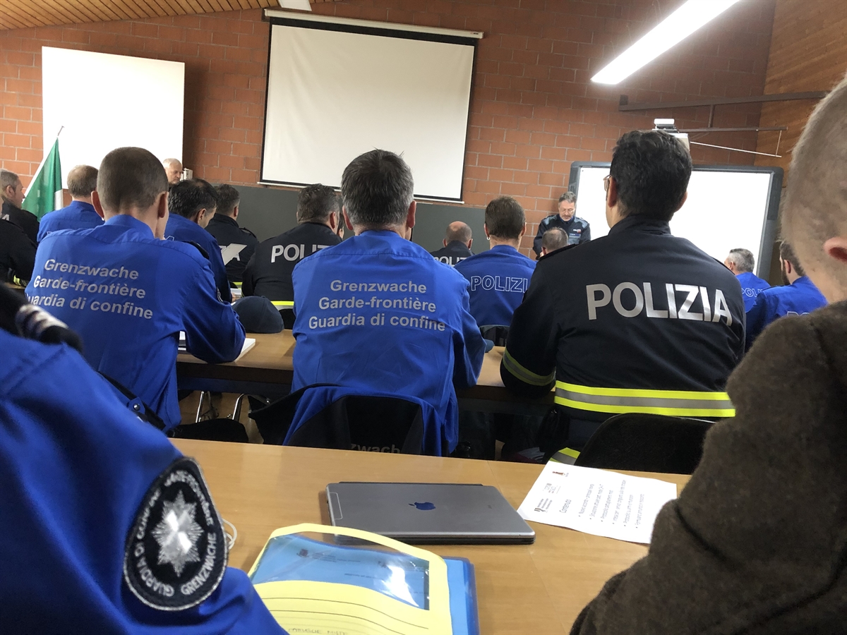 Blick in den Unterrichtssaal mit dem Referenten der Kantonspolizei Graubünden und dem Vertreter der Polizia di Stato