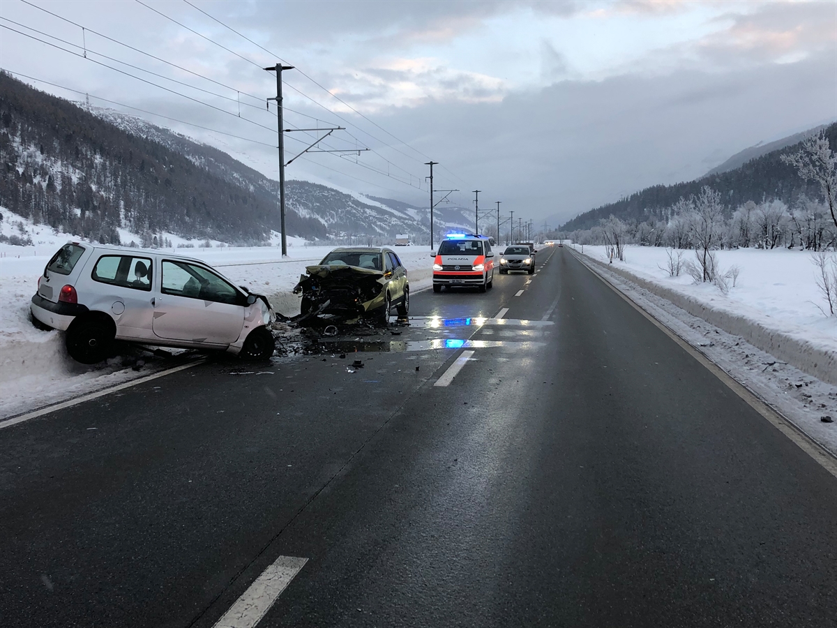 zwei total beschädigte Personenwagen und ein Polizeiauto
