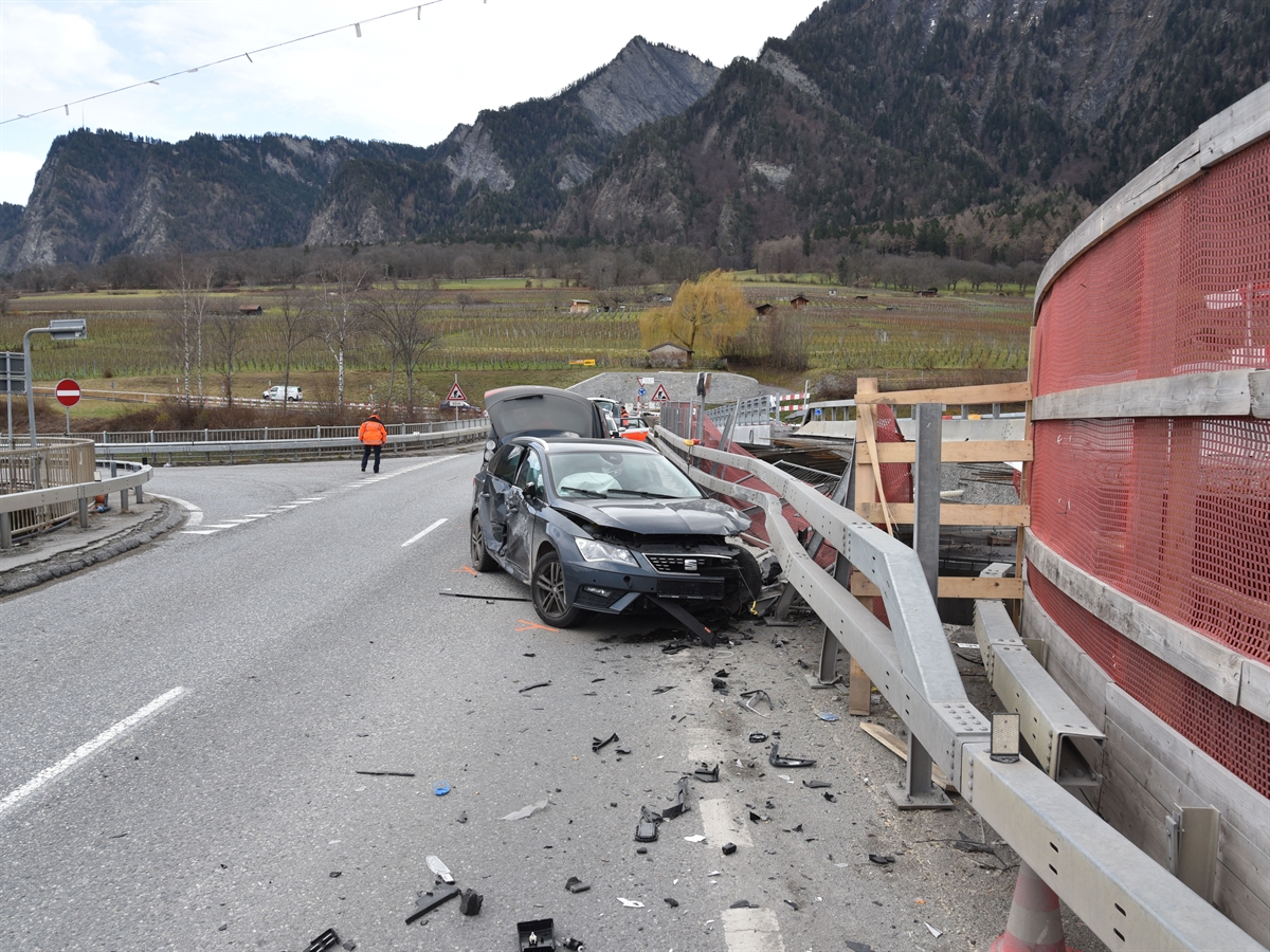 Total beschädigtes Auto des Deutschen mit völlig zerstörtem Brückengeländer.