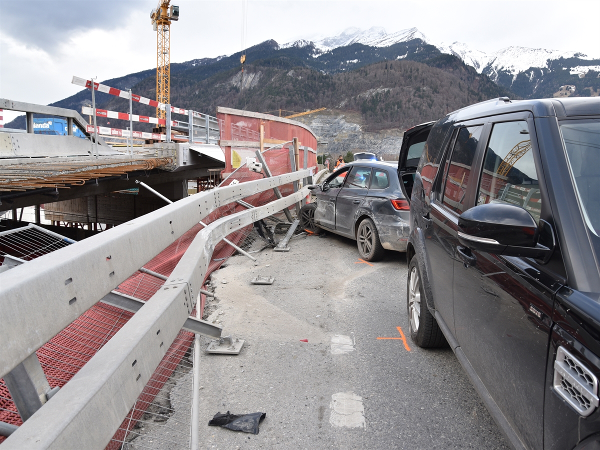 Aufnahme mit beiden Unfallfahrzeugen sowie dem zerstörten Brückengeländer.
