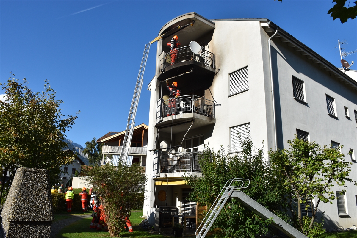 Hausfassade Mehrfamilienhaus mit Brandschäden an Balkonen