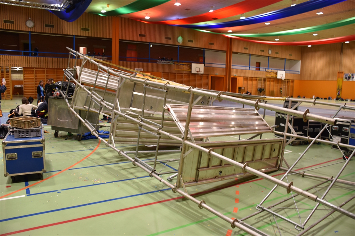 Gerüst umgekippt in Mehrzweckhalle