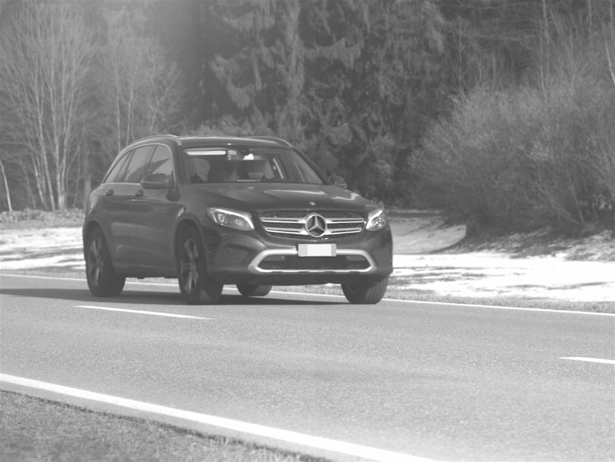 Ein dunkler Mercedes GLC von schräg vorne gesehen auf der Malojastrasse H3.