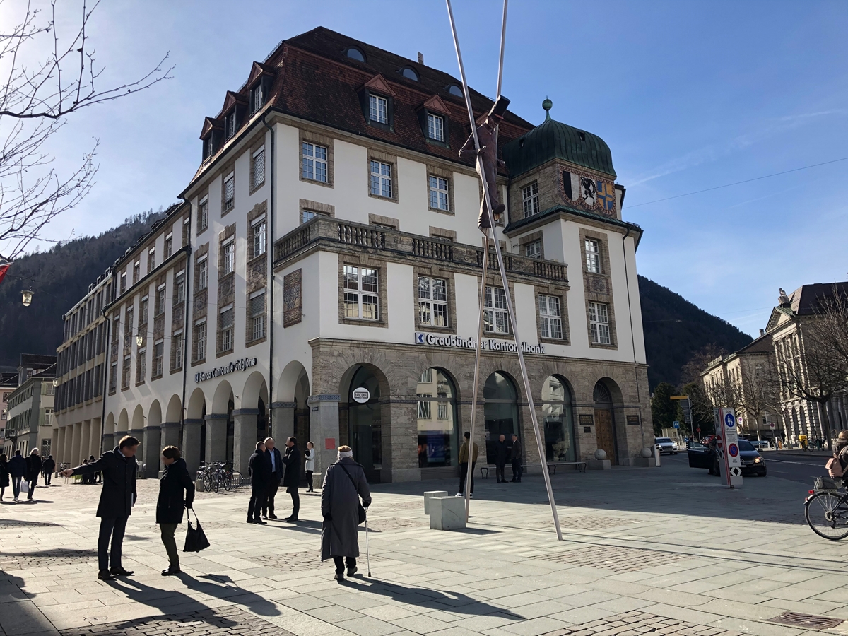 Das Gebäude der Graubündner Kantonalbank beim Postplatz aus Sicht der Grabenstrasse