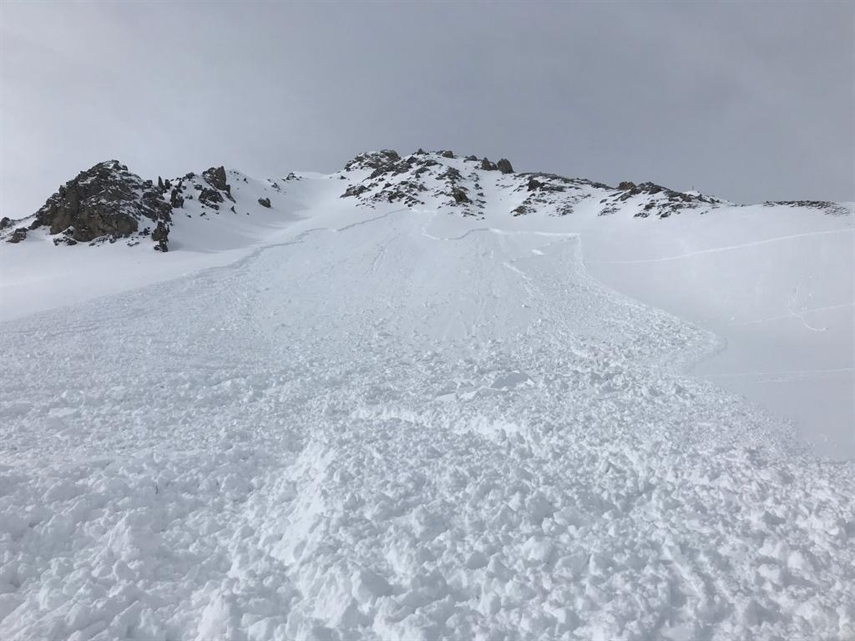 Nordostflanke zum Chrachenhorn, unterhalb Lawinenkegel.