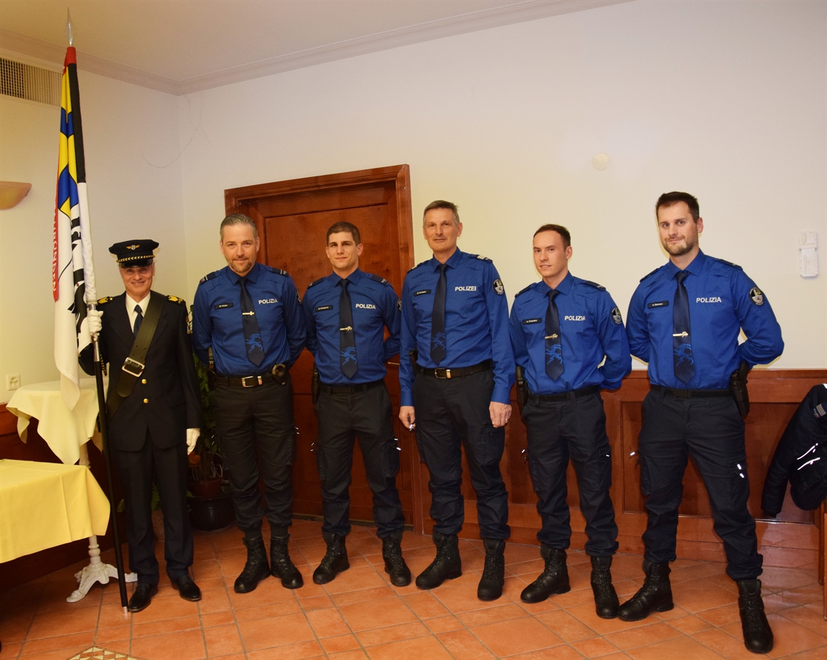 Fähnrich, neue Polizisten, Kommandant und Regionenchef