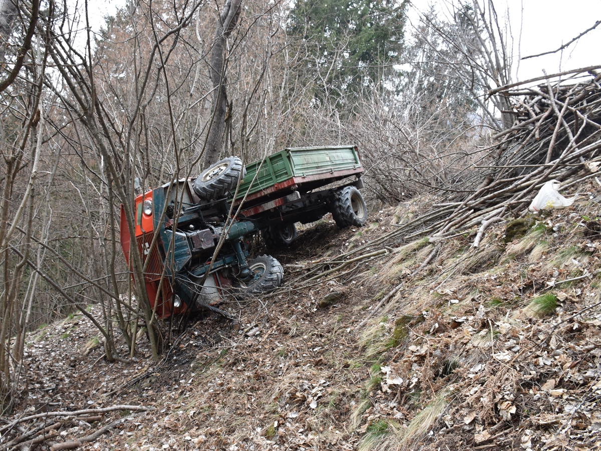 Die Kabine des Motorkarrens ist abgeknickt und liegt auf der Seite im Wald.