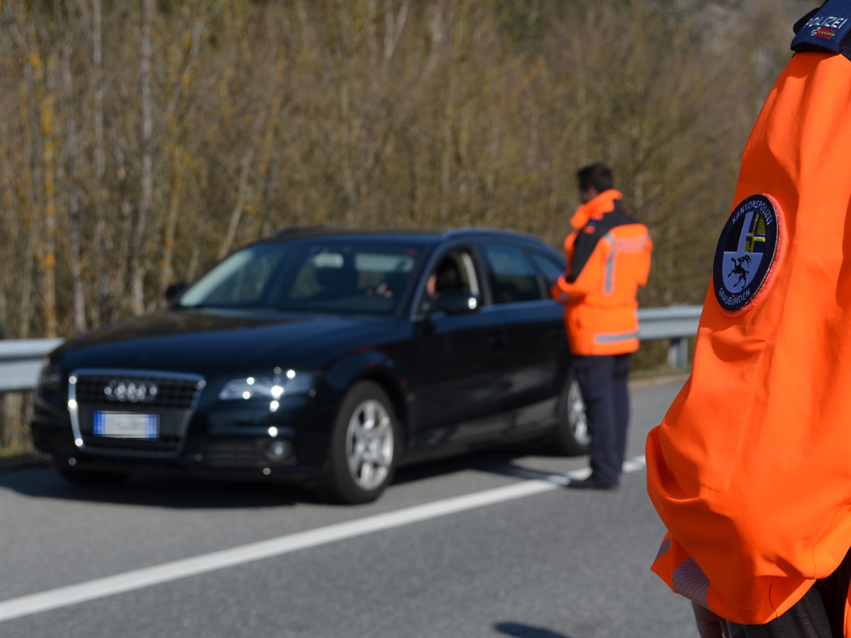 Symbolbild einer Fahrzeugkontrolle der Kantonspolizei Graubünden