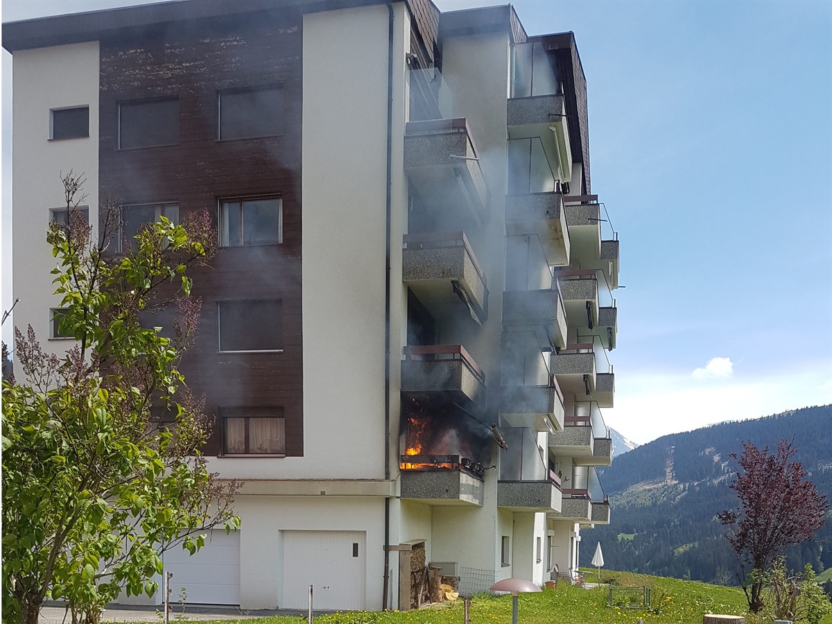 Mehrfamilienhaus mit brennendem Balkon
