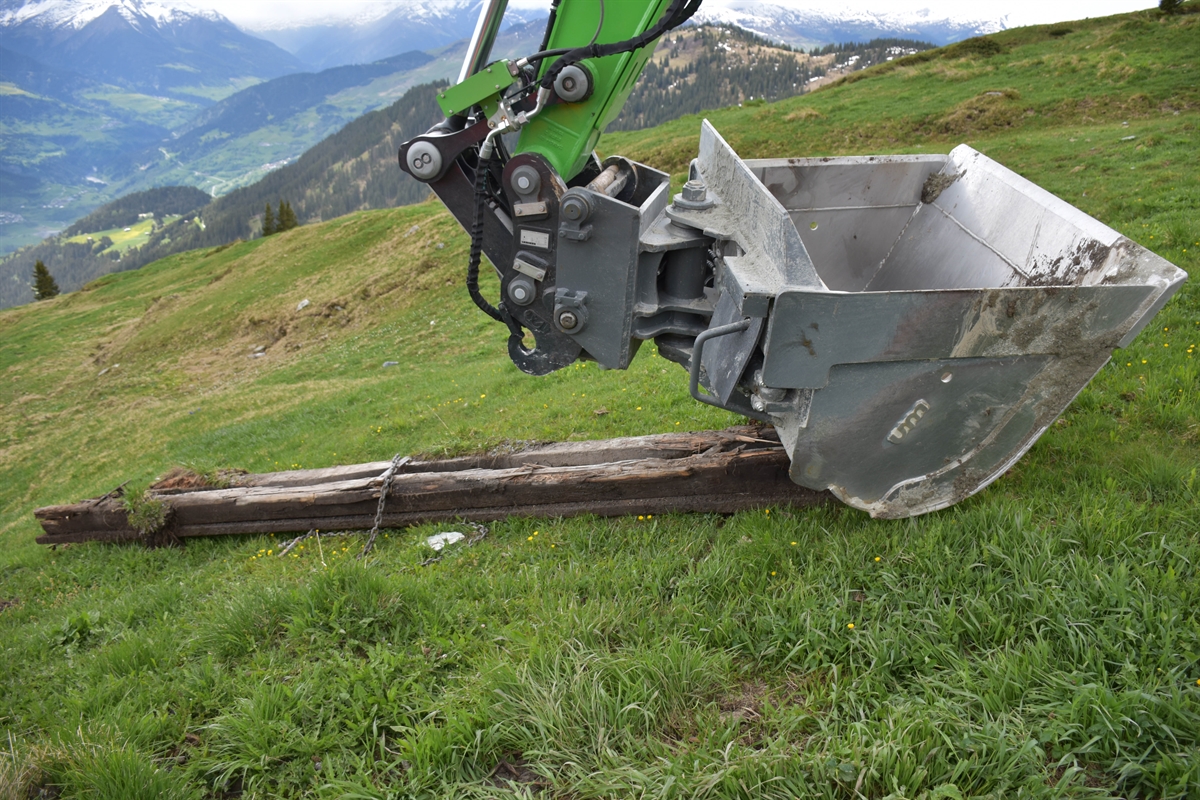Baggerschaufel und Entwässerungsrinne auf der Alpwiese