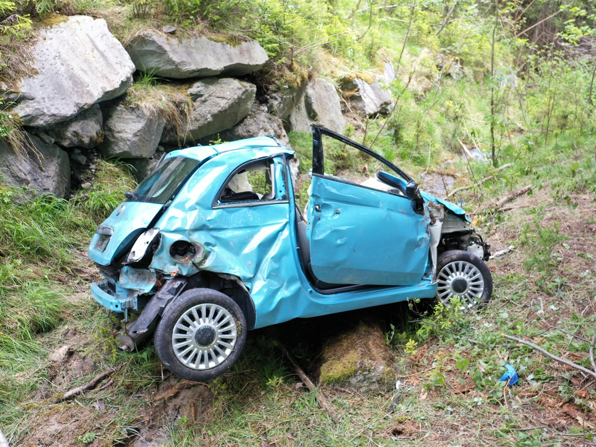 Das total beschädigte hellblaue Auto kam auf Steinen gelegen im Bachbett zum Stillstand
