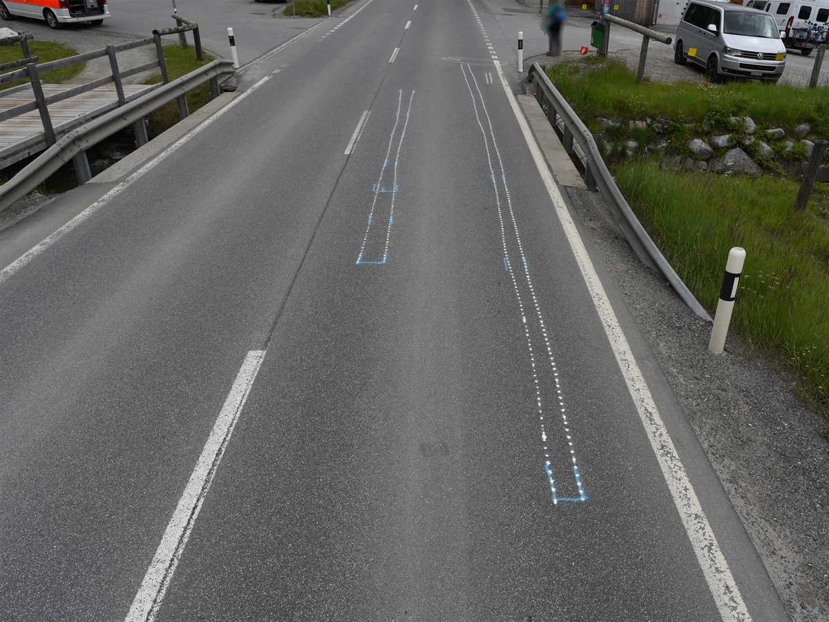 Berninastrasse mit eingezeichneten Bremsspuren auf der Fahrbahn.