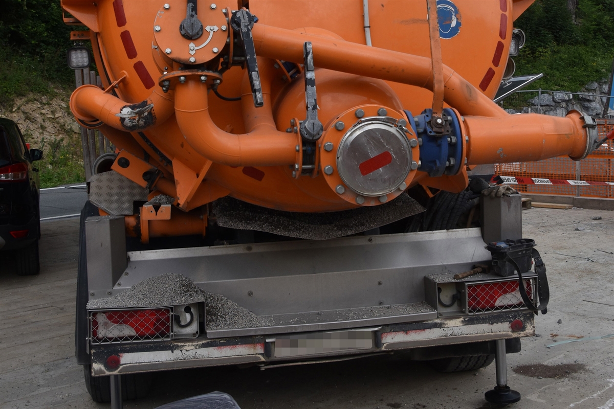 Heck des Lastwagens und dem aufgebauten Tank mit welchem Pump- und Saugarbeiten durchgeführt werden können.