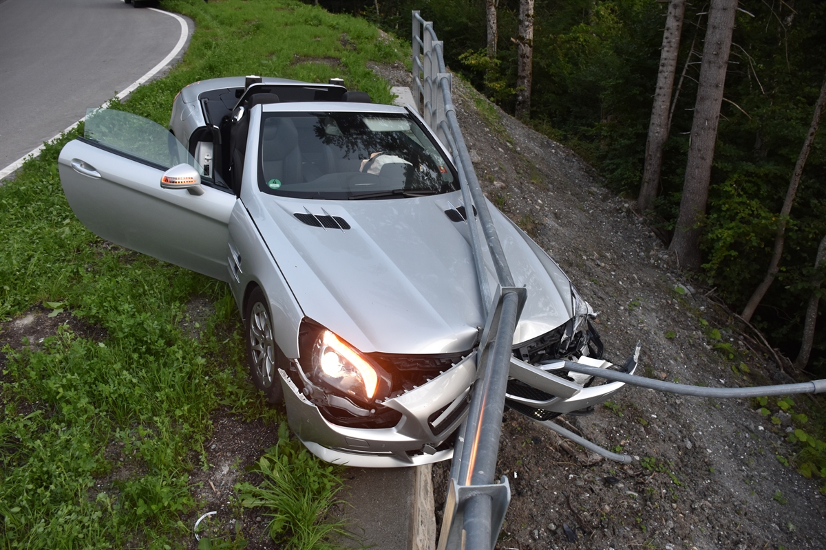 Grüsch, total beschädigtes Fahrzeug nach Selbstunfall.
