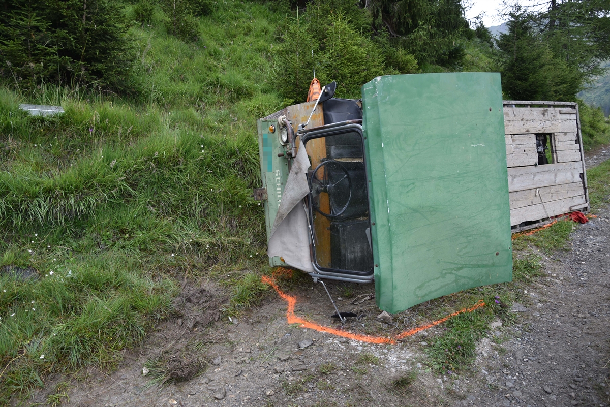 umgekippter Motorkarren auf Alpstrasse