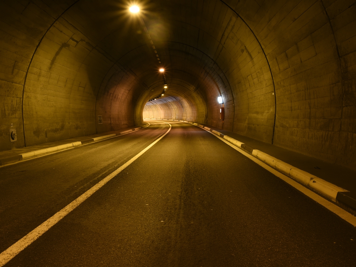 Aufnahme innerhalb des Tunnels, in welchem es nach einer Geraden in eine Linkskurve übergeht.