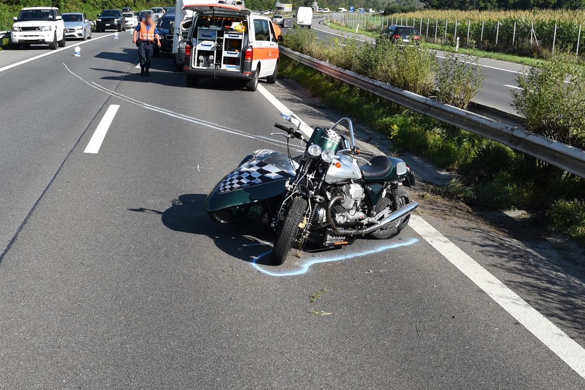 Verunfalltes Motorrad mit Seitenwagen auf der A13