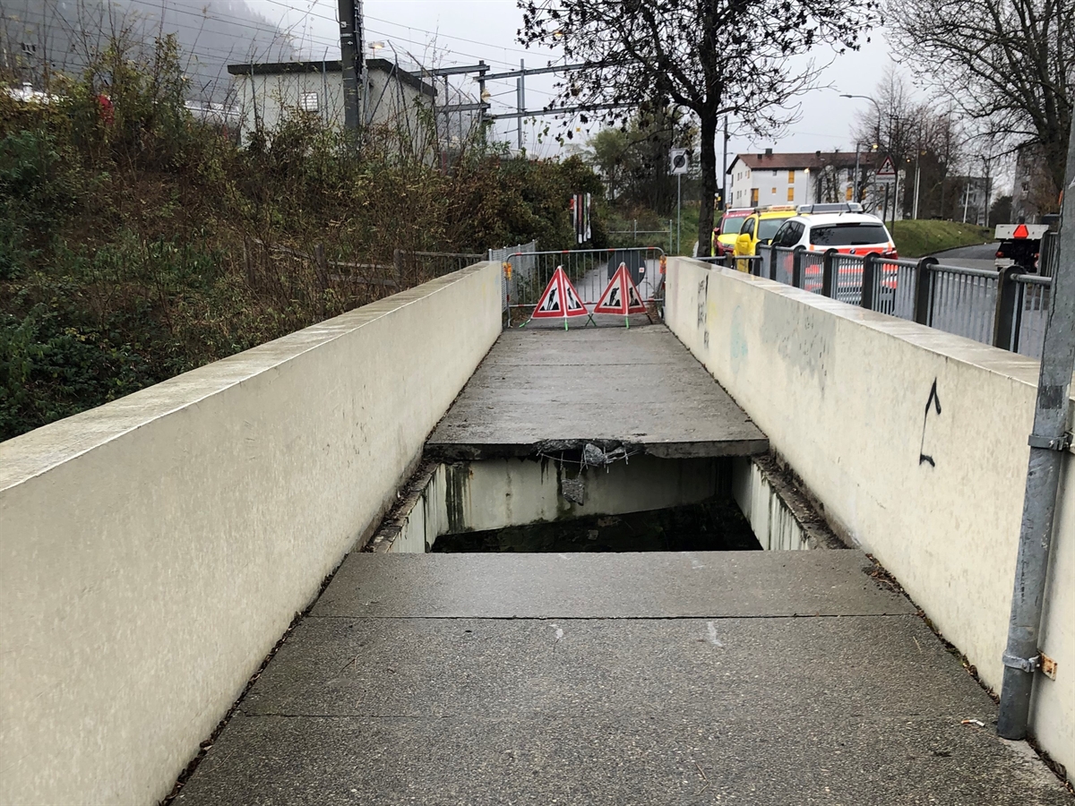 Aufnahme auf der Brücke. Inmitten dieser ein fehlendes – durchbrochenes – Betonelement.