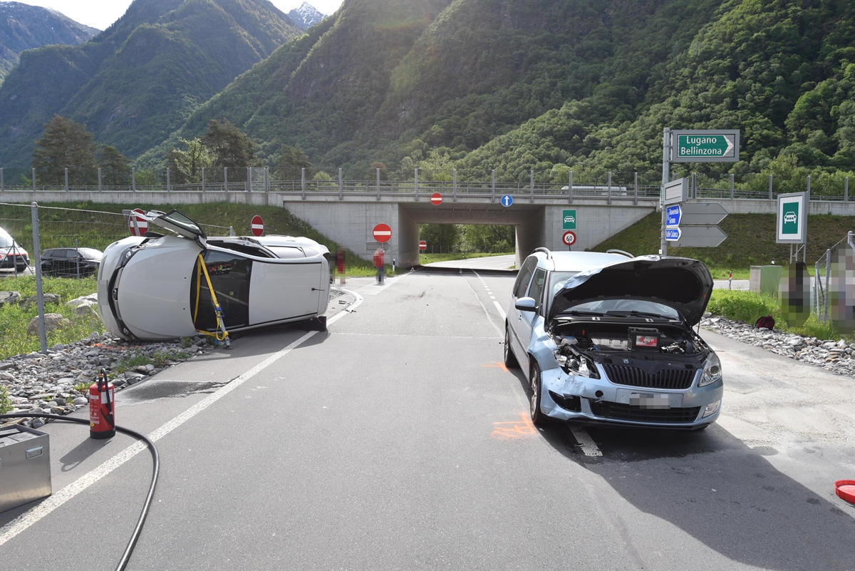 Beschädigte Fahrzeuge Unfallstelle Roveredo