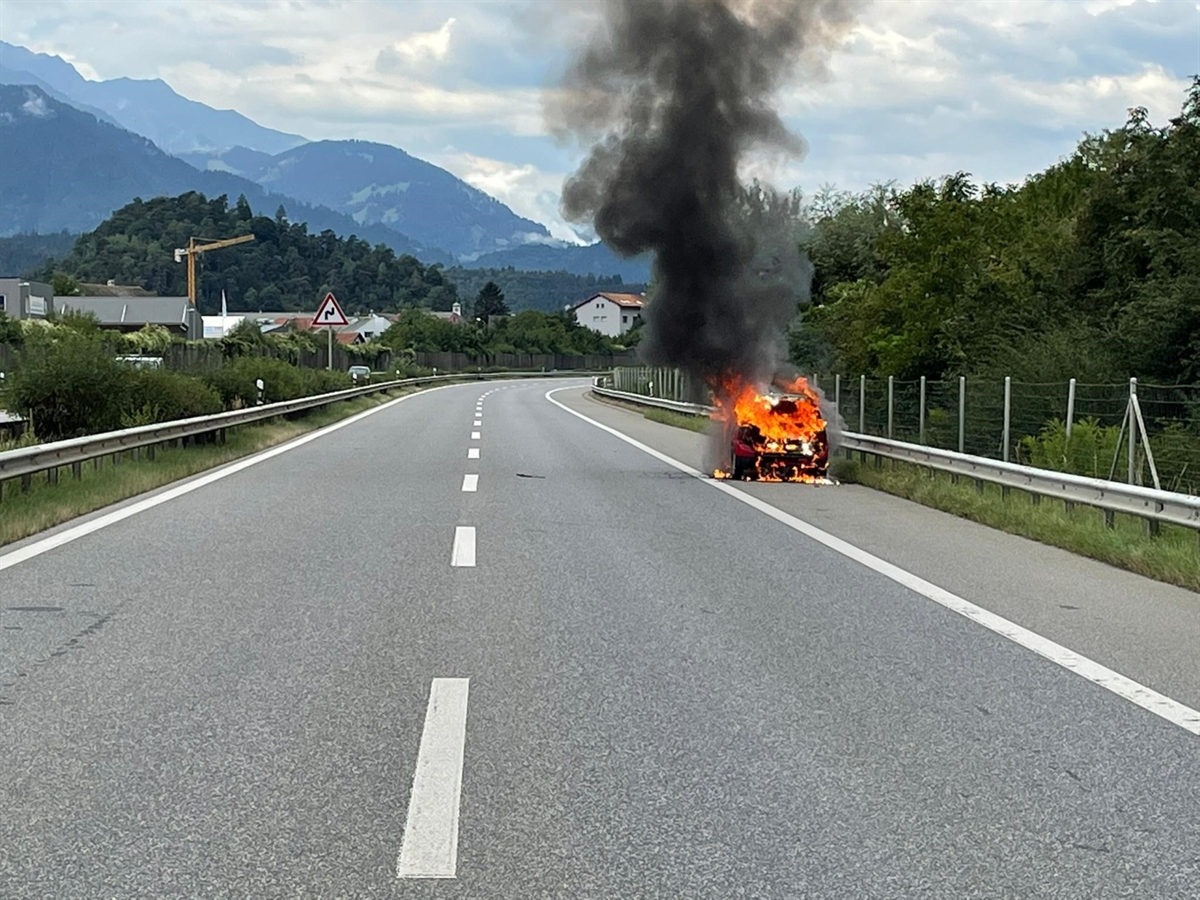 Brennendes Fahrzeug auf der Südspur A13 Höhe Domat-Ems