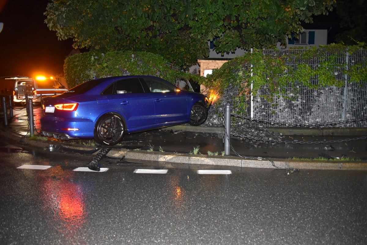 Stark beschädigtes Auto in der Gartensteinmauer