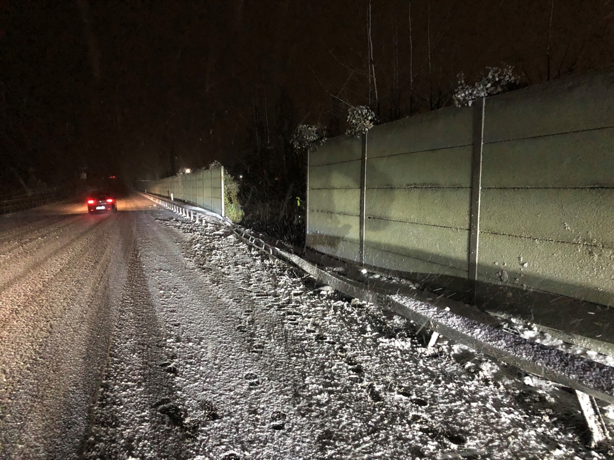 Die schneebedeckte Nordspur der Autobahn A13 mit einer beschädigten Leitplanke und der eingedrückten Lärmschutzwand.