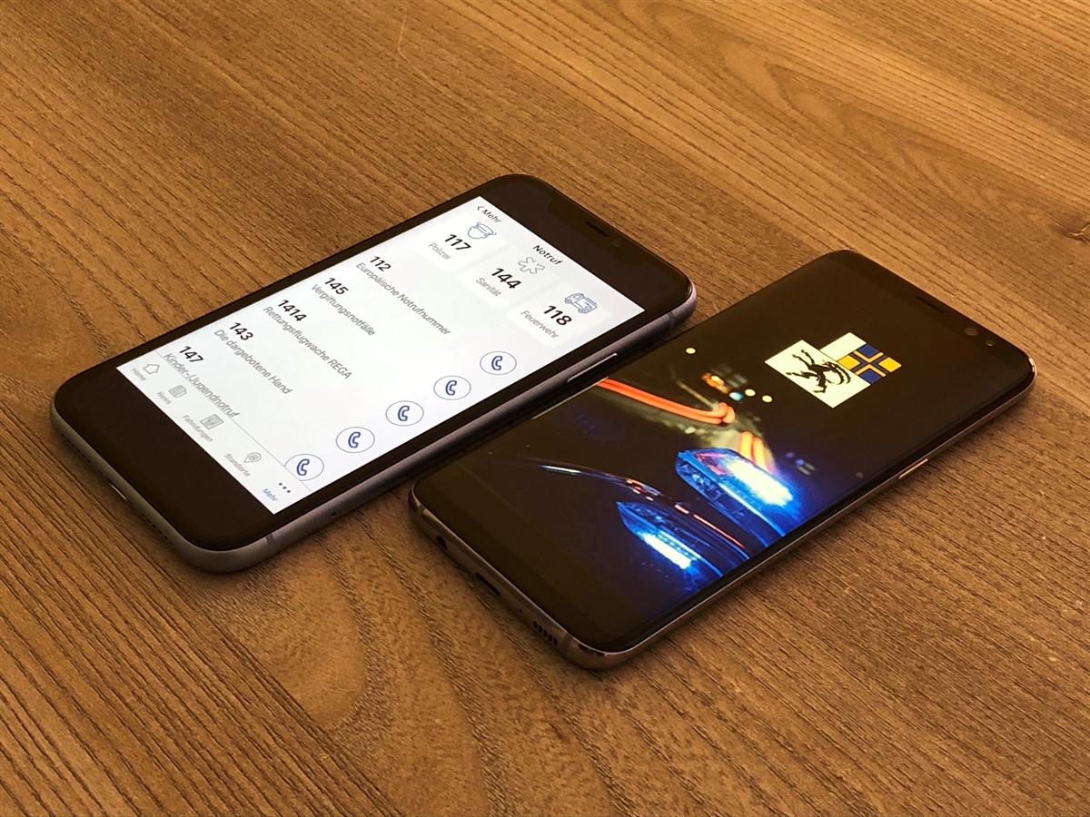 Zwei Mobiltelefone mit je einem Bildschirmausschnitt aus der App
