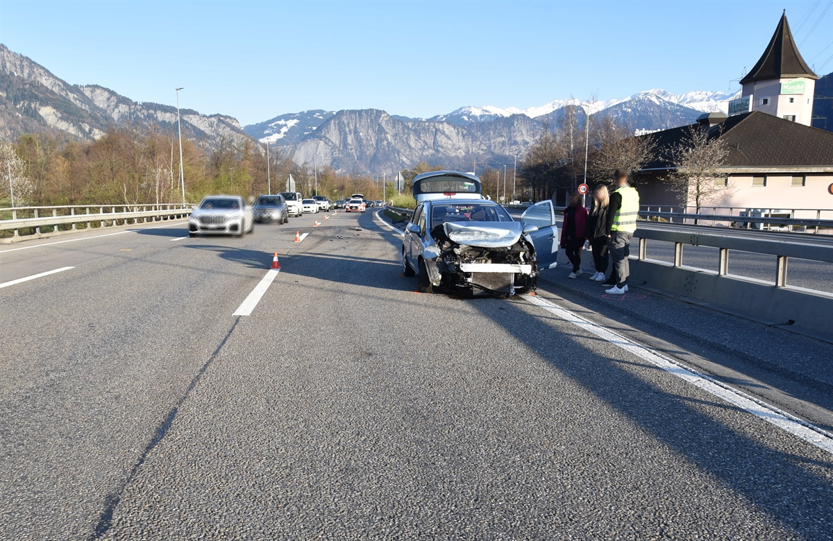 Total beschädigter Kleinwagen an der Mitteilleitplanke der A13