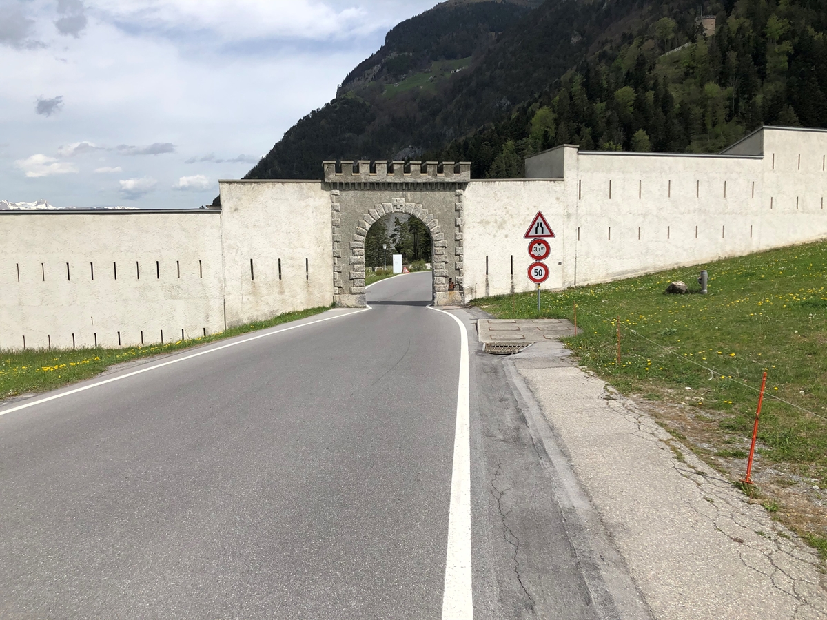 Festungsmauer der Kaserne St. Luzisteig mit dem Durchfahrtstor in Bildmitte. Rechts neben dem Tor Spuren des Aufpralls vom Motorrad.