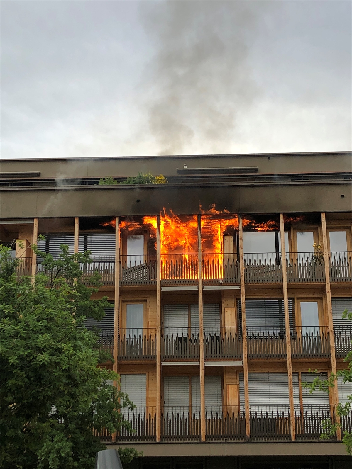 Feuer auf dem Balkon. Wohnungsbrand im Mehrfamilienhaus im 3. Stock. 