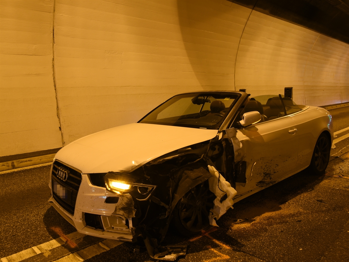 Weisser Audi Cabrio mit starker Beschädigung vorne links.
