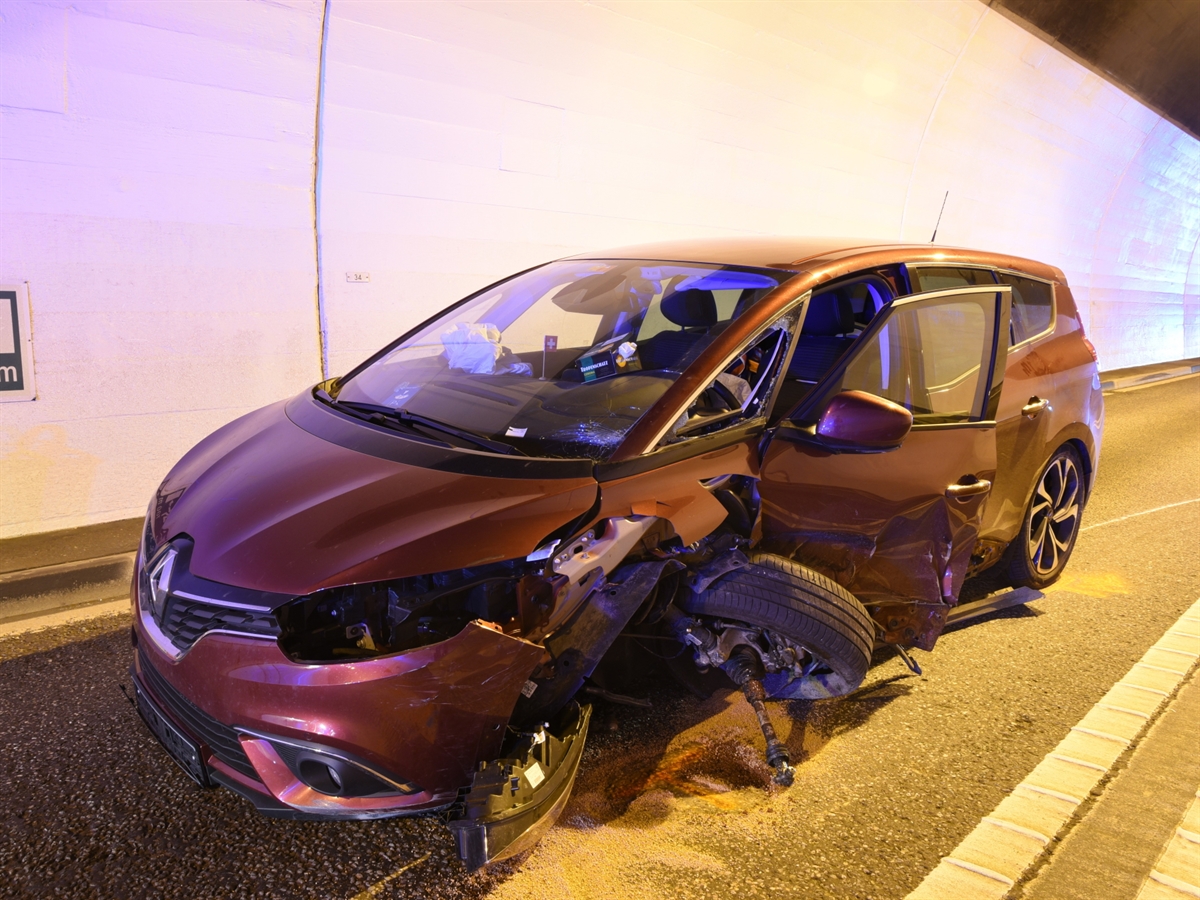 Weinroter Renault. Das vordere linke Rad wurde durch die Kollision herausgerissen.