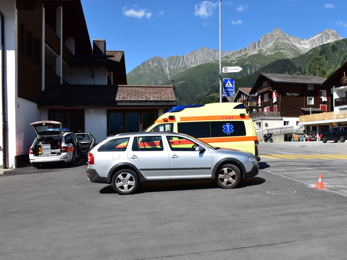 Ein Leitkegel der Polizei zeigt auf dem Bild den Standort des Arbeiters. Bildmitte steht das Auto des 27-Jährigen, dahinter das Ambulanzfahrzeug sowie am linken Bildrand ein Patrouillenfahrzeug.