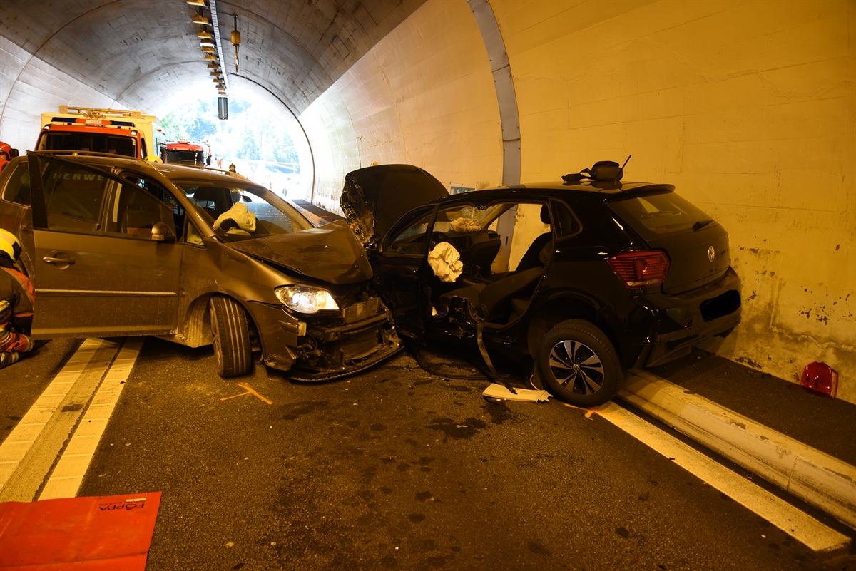 Zwei total beschädigte Fahrzeuge in einem Tunnel