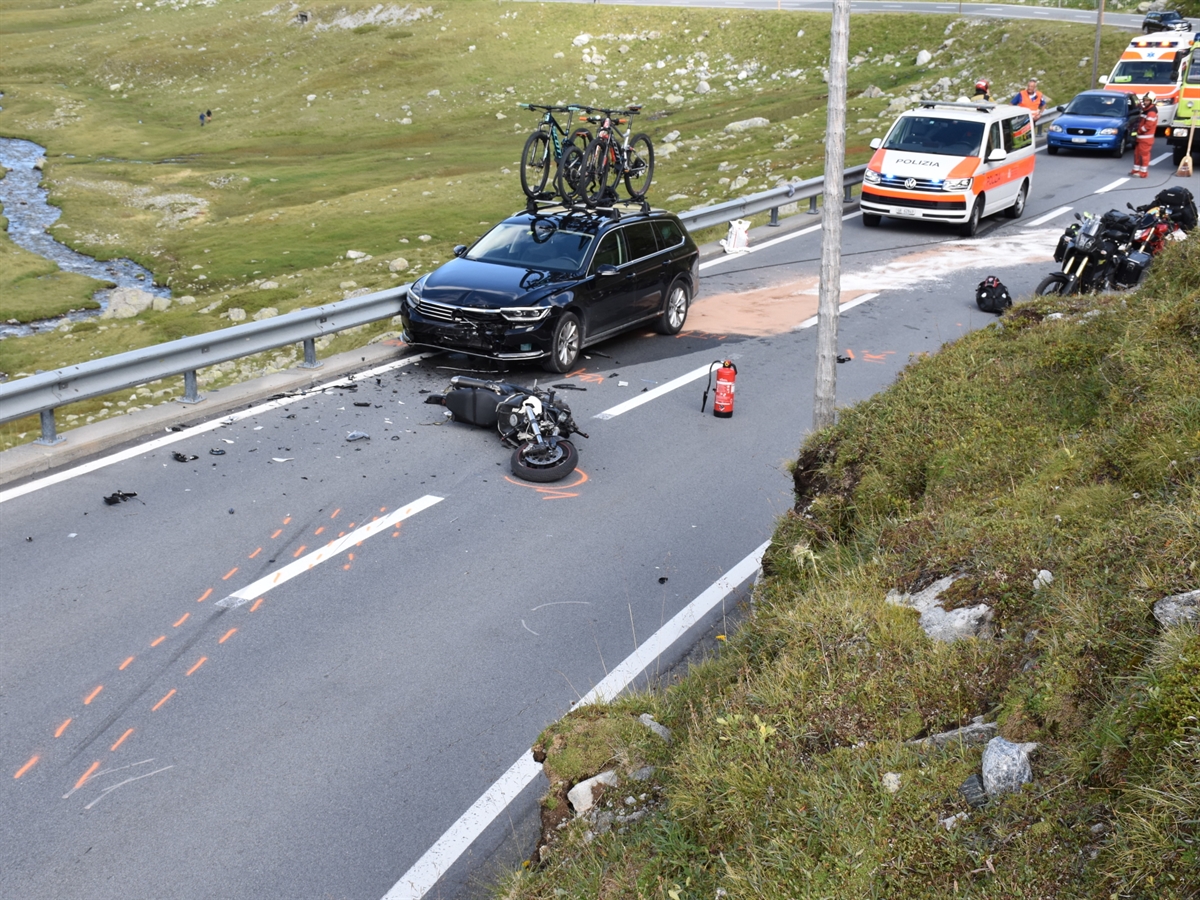 Unfallstelle mit den beschädigten Fahrzeugen. Im Hintergrund Einsatzfahrzeuge der Polizei, Strassenrettung und Ambulanz.