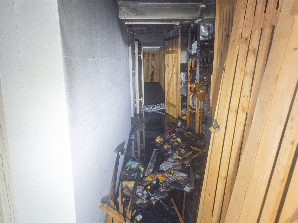 Der Keller mit diversen durch Feuer beschädigten Kellerabteilen.