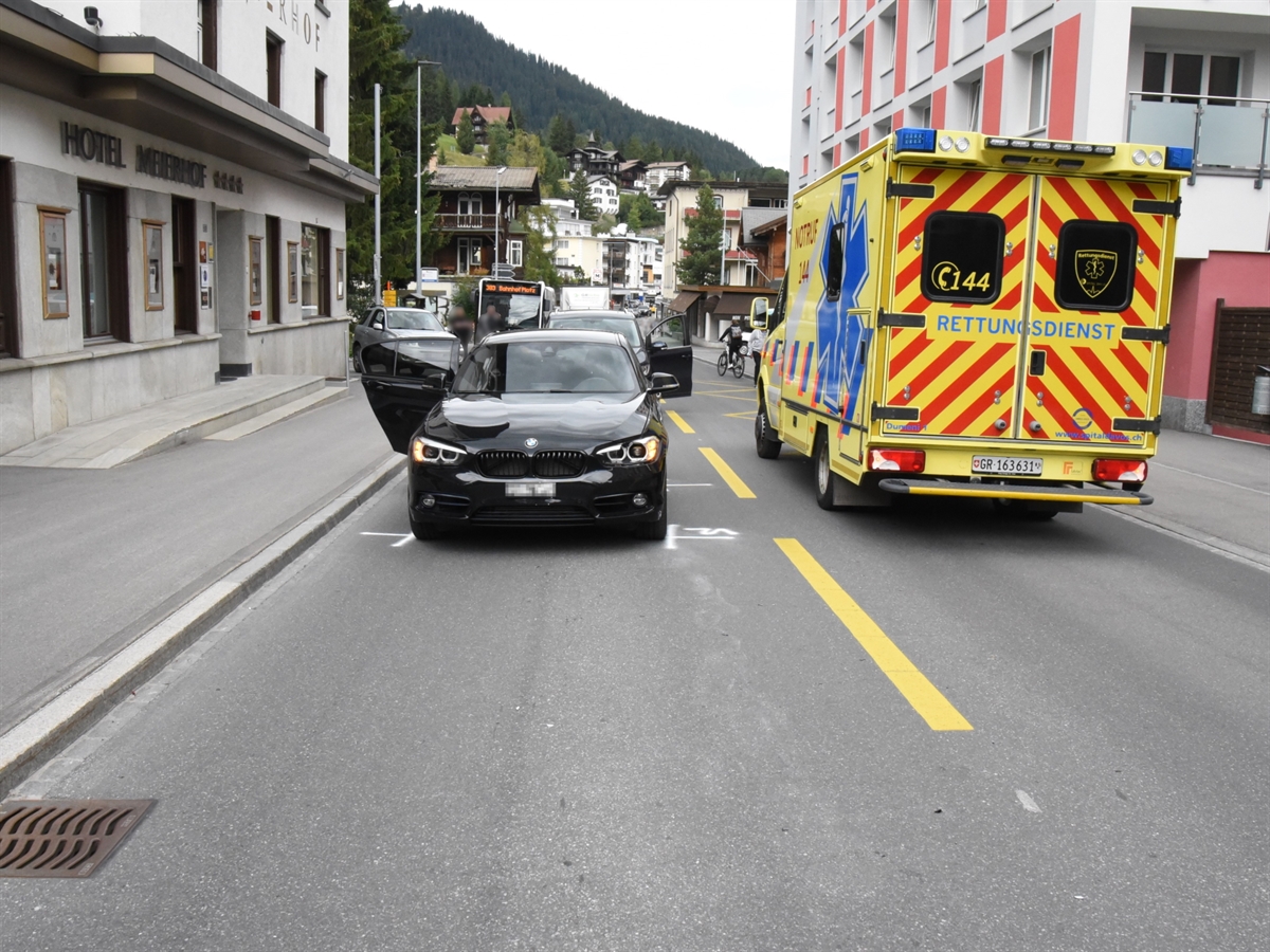 Unfallfahrzeug in der Bildmitte. Rechts daneben steht das Ambulanzfahrzeug vom Rettungsdienst Davos.