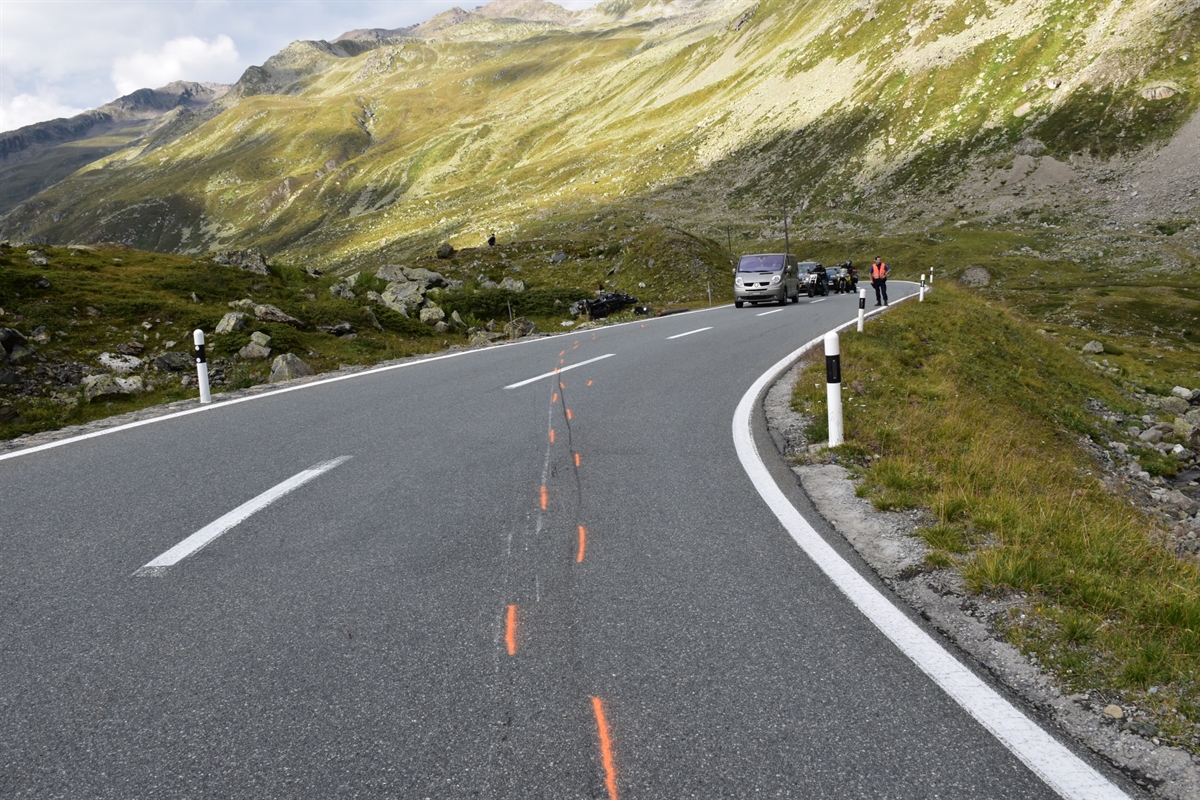 Flüelapassstrasse mit Rutschspur des Motorrades über die Gegenfahrbahn