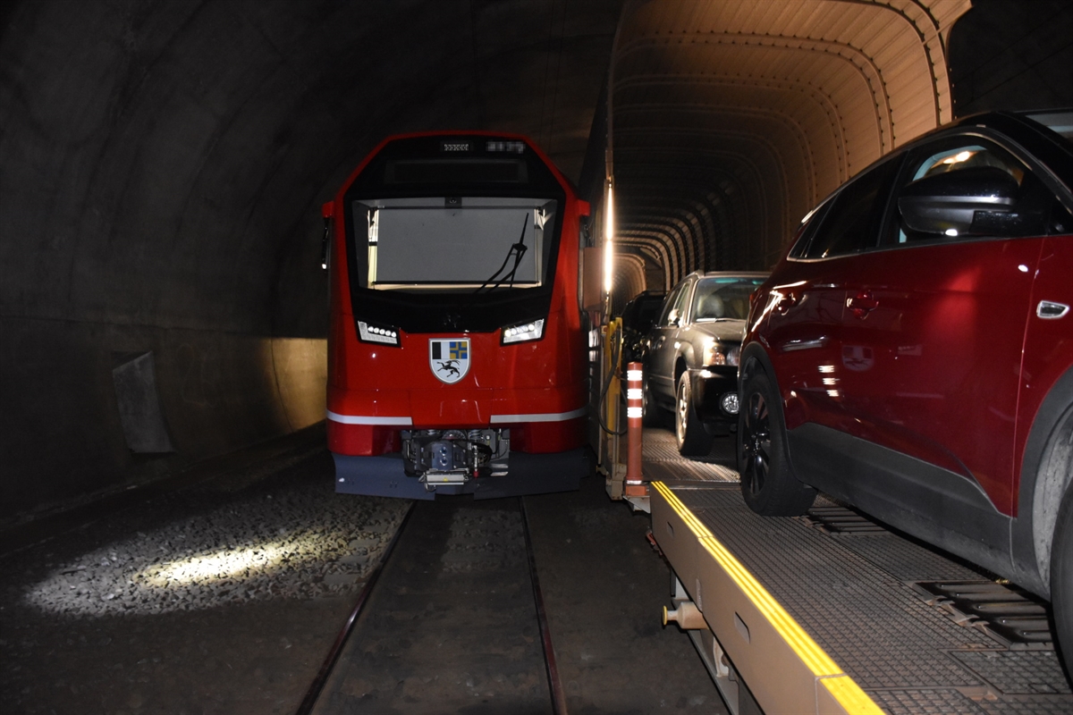 Eisenbahntunnel: Lokomotive Personenzug streift Wagen eines Autozuges