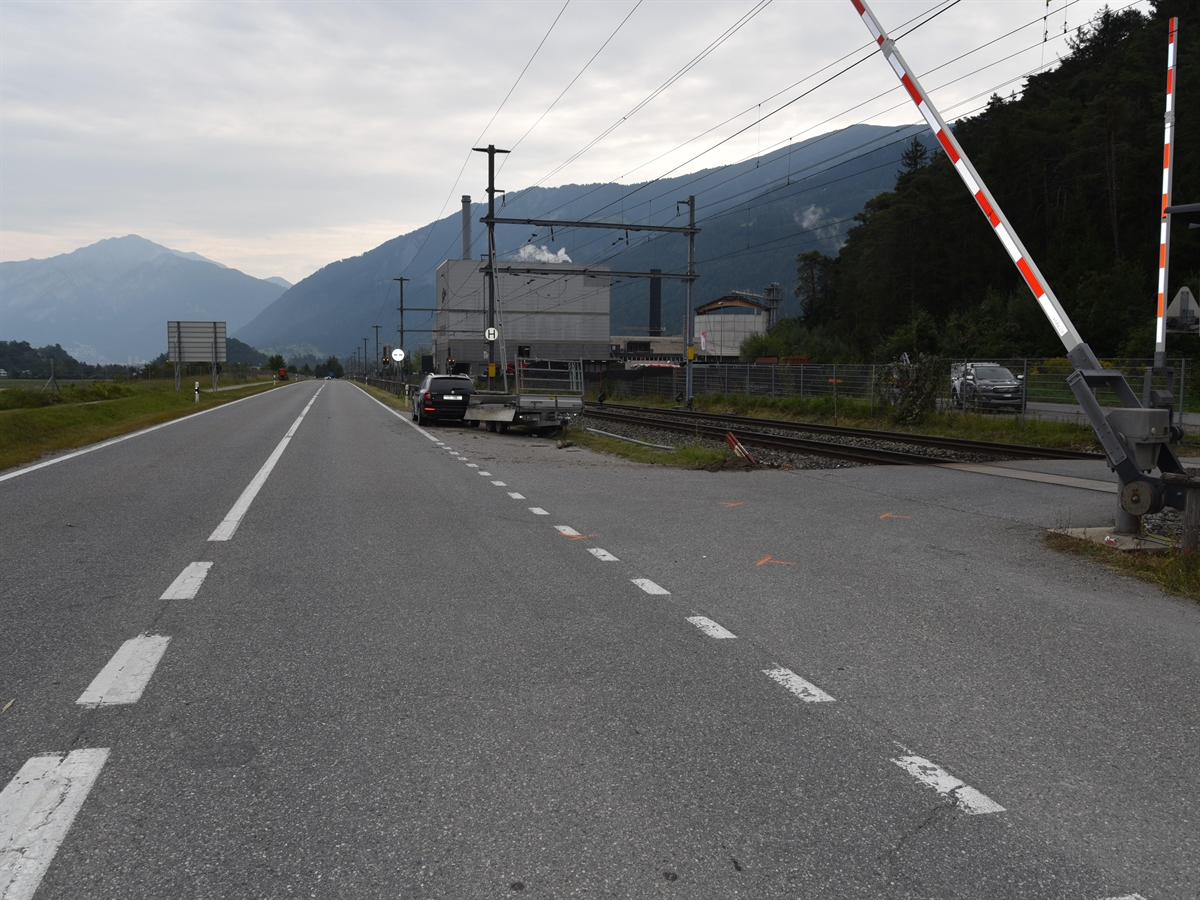 Übersicht von der Strasse nach rechts auf den Bahnübergang. 