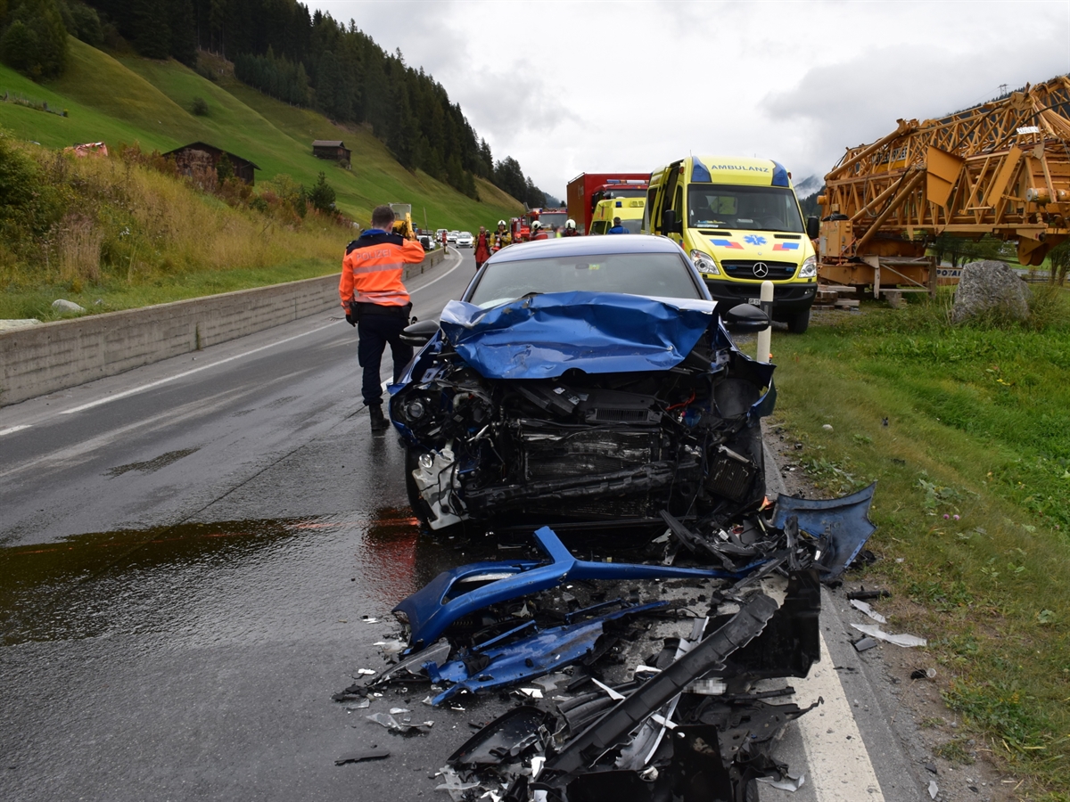 Das völlig zerstörte Auto der Lenkerin aus dem Fürstentum Liechtenstein. Im Hintergrund Einsatzfahrzeug der Rettung sowie der Feuerwehr.