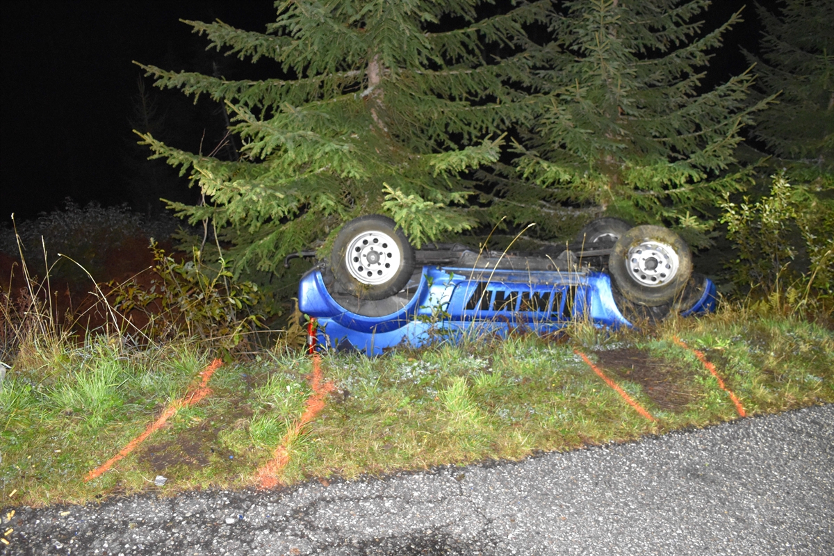 Bild mit Endlage des Fahrzeuges. Der blaue Suzuki Jimny liegt auf dem Dach.